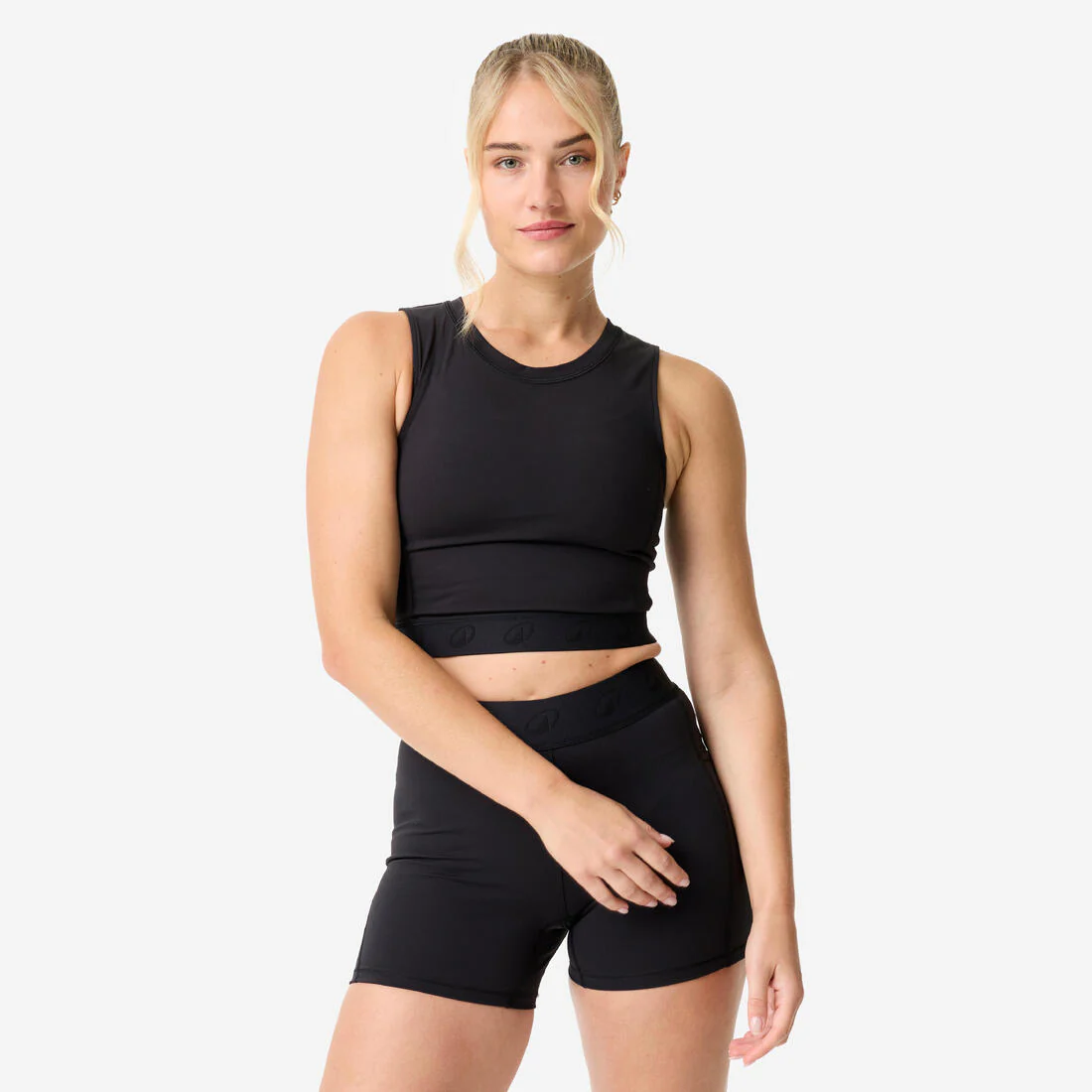 Playera deportiva tipo crop-top con cintura elástica negra para mujer