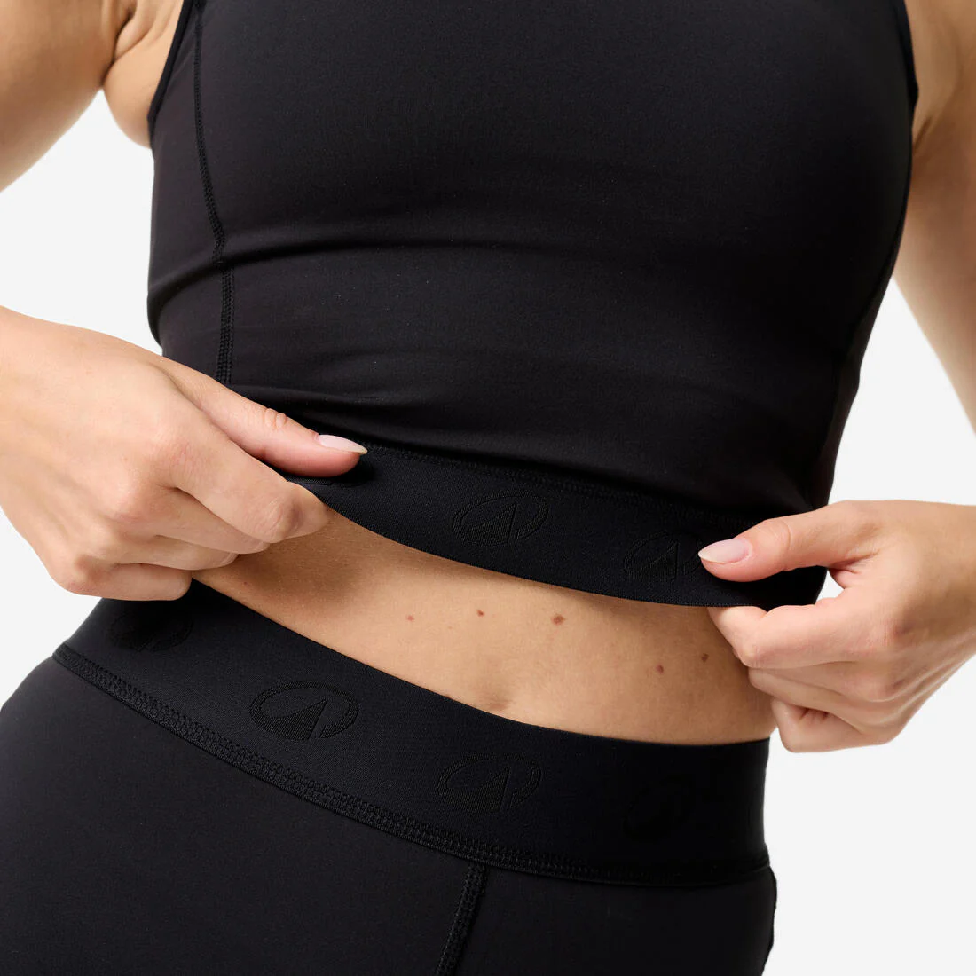 Playera deportiva tipo crop-top con cintura elástica negra para mujer - Image 10
