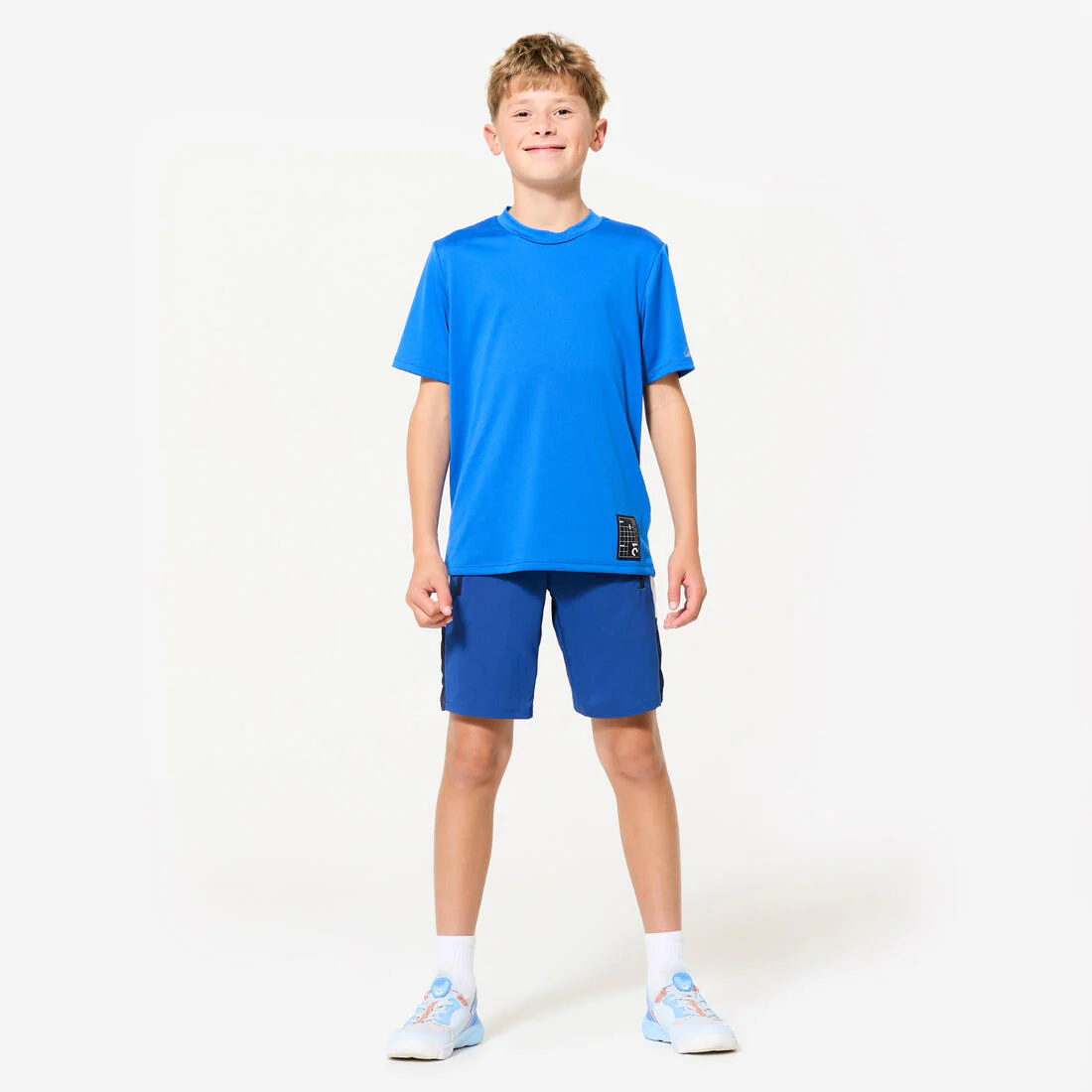 Playera deportiva transpirable azul para niños - Image 2