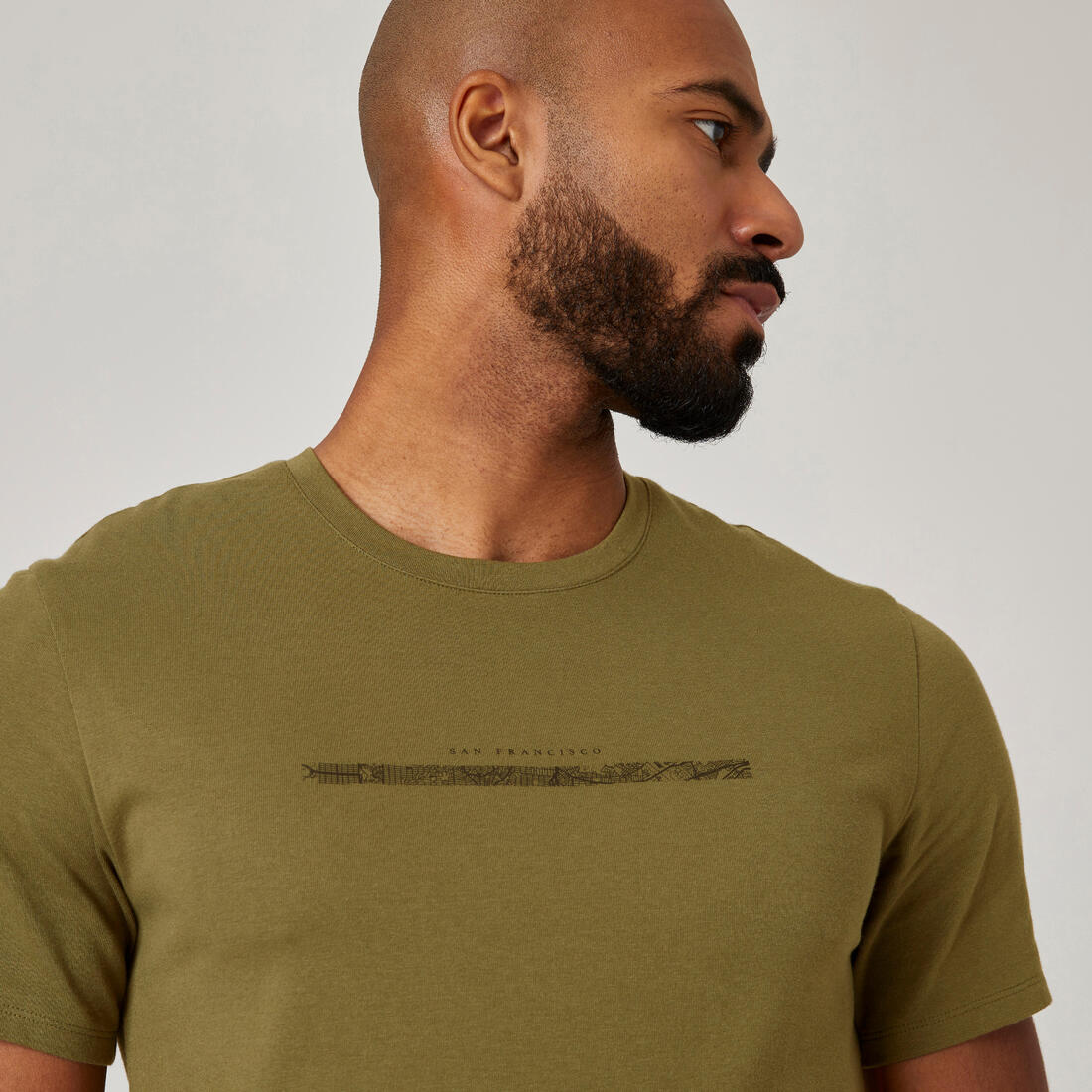 Playera Fitness Hombre Caqui Estampado Manga Corta Ajustada Algodón Cuello Redondo - Image 4