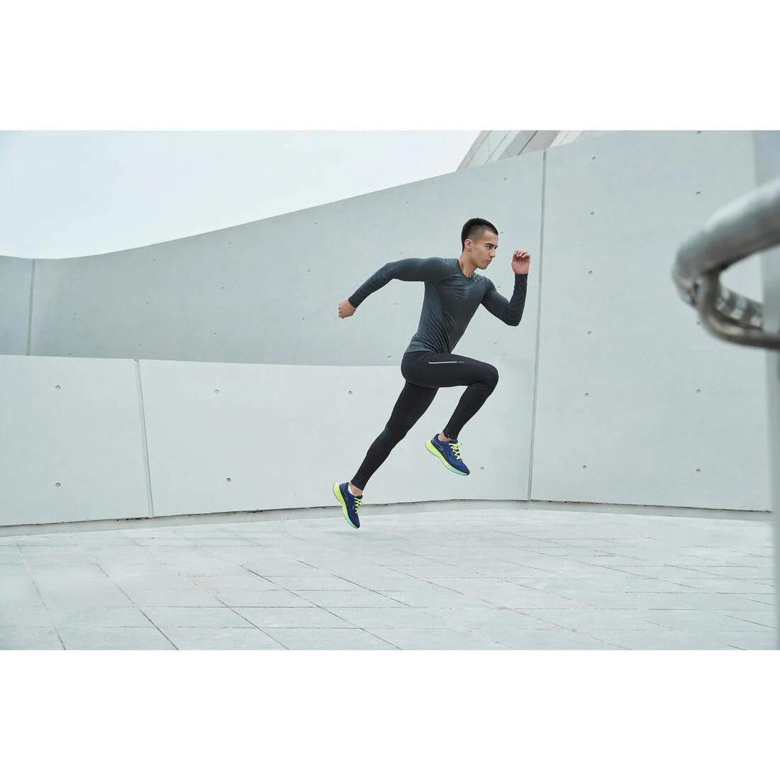 PLAYERA RUNNING MANGA LARGA INVIERNO HOMBRE KIPRUN SKINCARE GRIS - Image 7