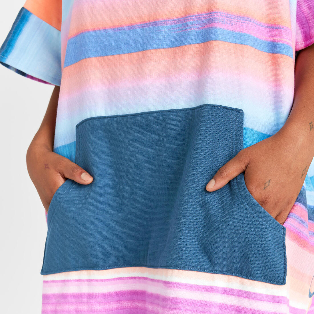 Poncho de surf verde con azul para adulto 500 Bora - Image 9