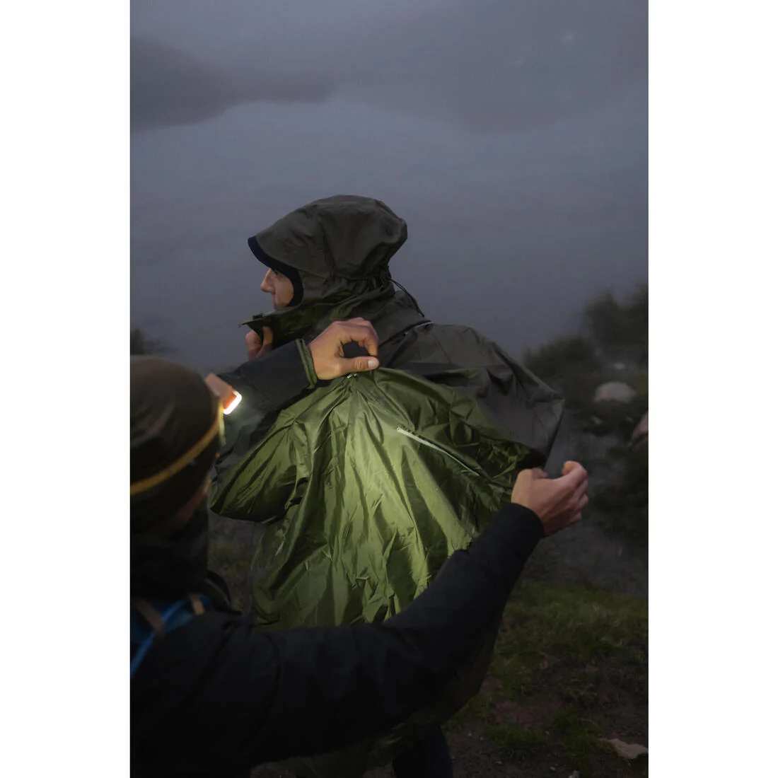 Poncho impermeable de senderismo ajustable de 75 L máx. caquí MT900 2.0 - Image 13