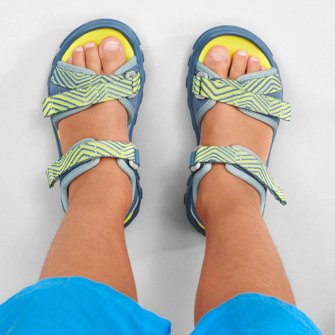 Sandalias de senderismo azul con amarillo tallas 24 a 31 para niños MH100 - Image 12