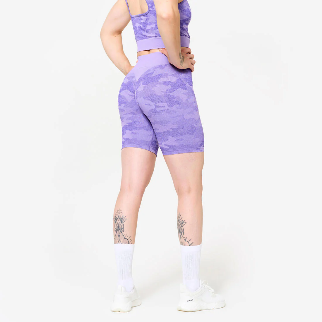 Short de fitness violeta con estampado de camuflaje para mujer - Image 4