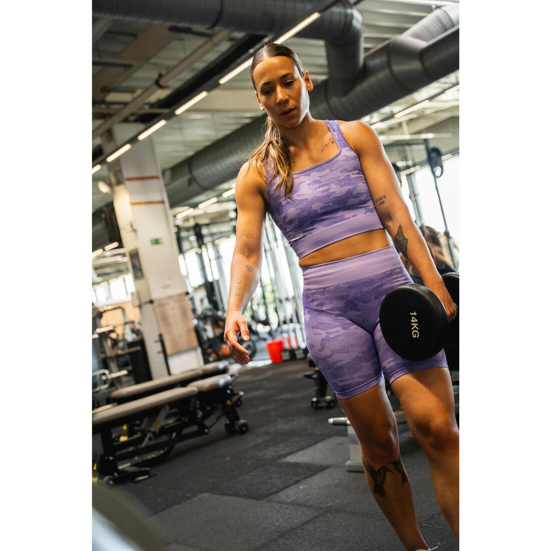 Short de fitness violeta con estampado de camuflaje para mujer - Image 8