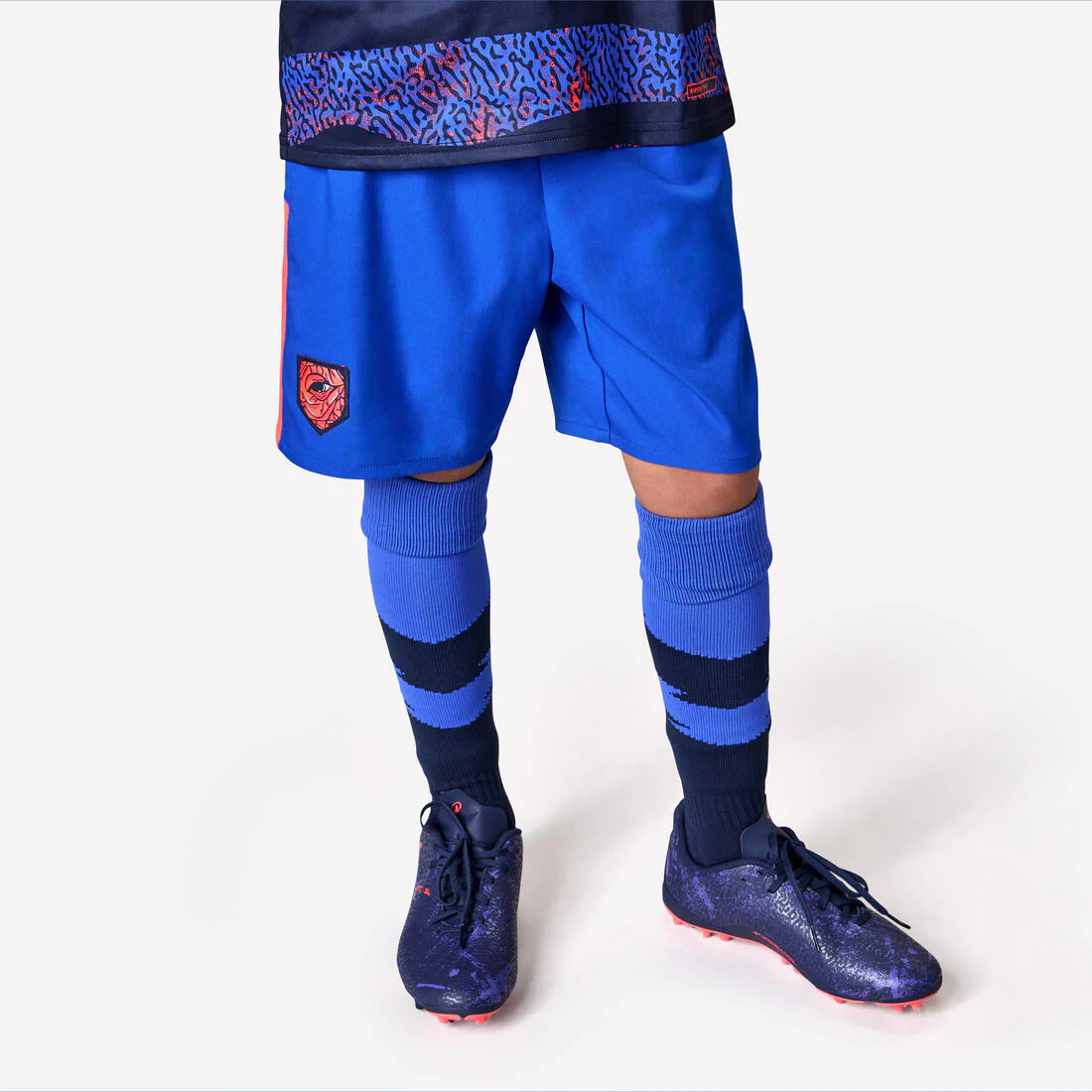 Short de futbol azul con banda roja para niño Viralto - Image 2