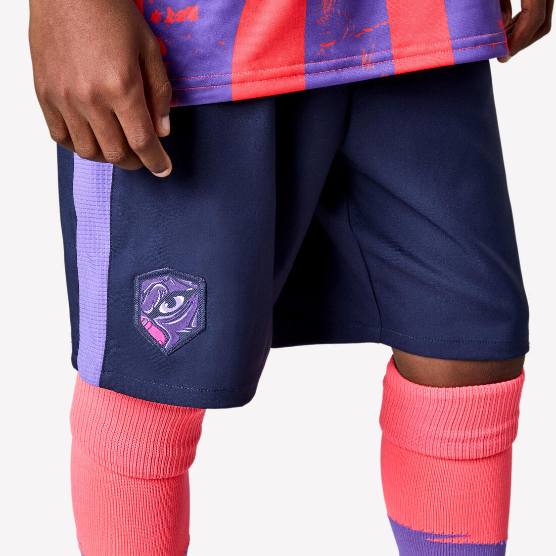 Short de futbol azul con banda roja para niño Viralto - Image 26