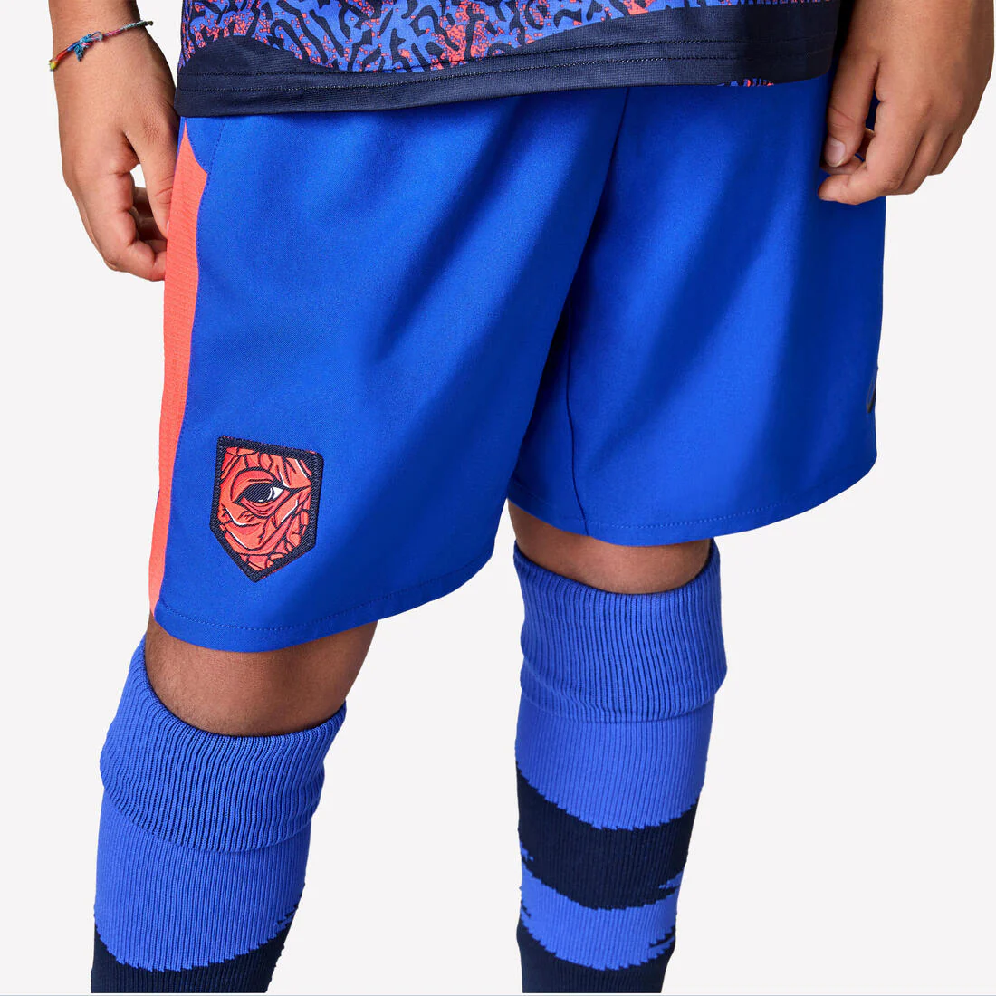 Short de futbol azul con banda roja para niño Viralto - Image 28