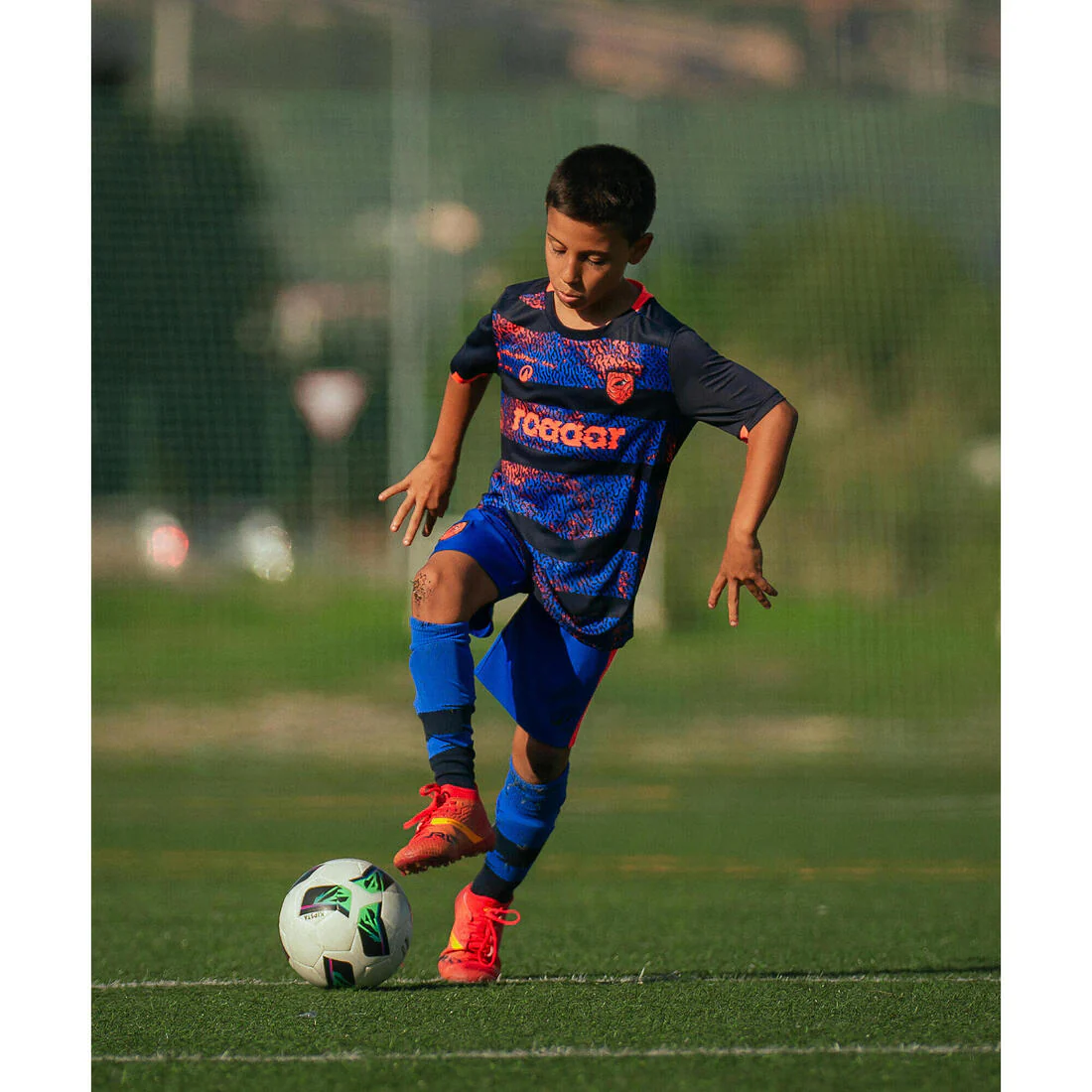 Short de futbol azul con banda roja para niño Viralto - Image 31