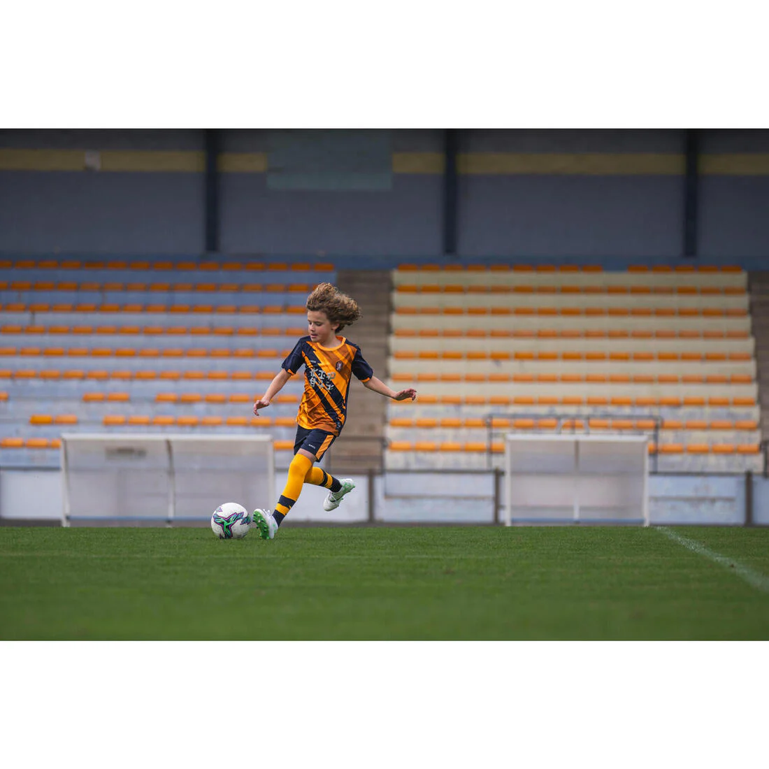Short de futbol azul marino con naranja para niños - Image 7