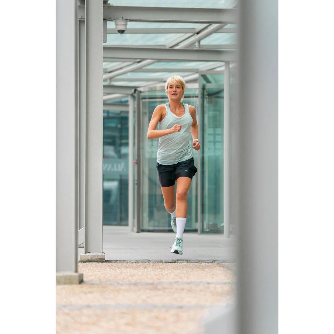 Short de running 2 en 1 transpirable negro para mujer Kiprun Run Dry 500 - Image 17