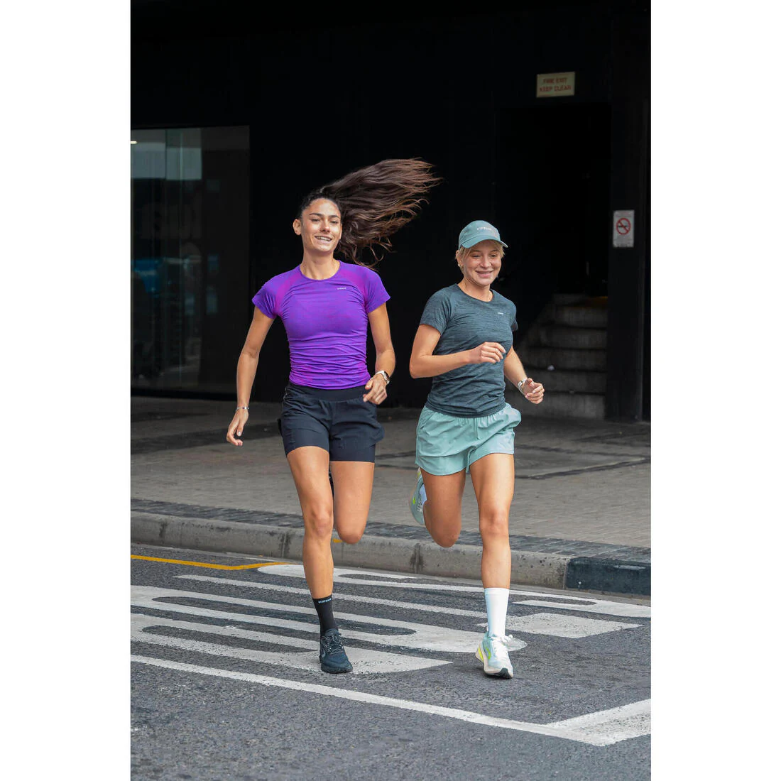 Short de running y trail transpirable verde para mujer Kiprun Run 500 - Image 9