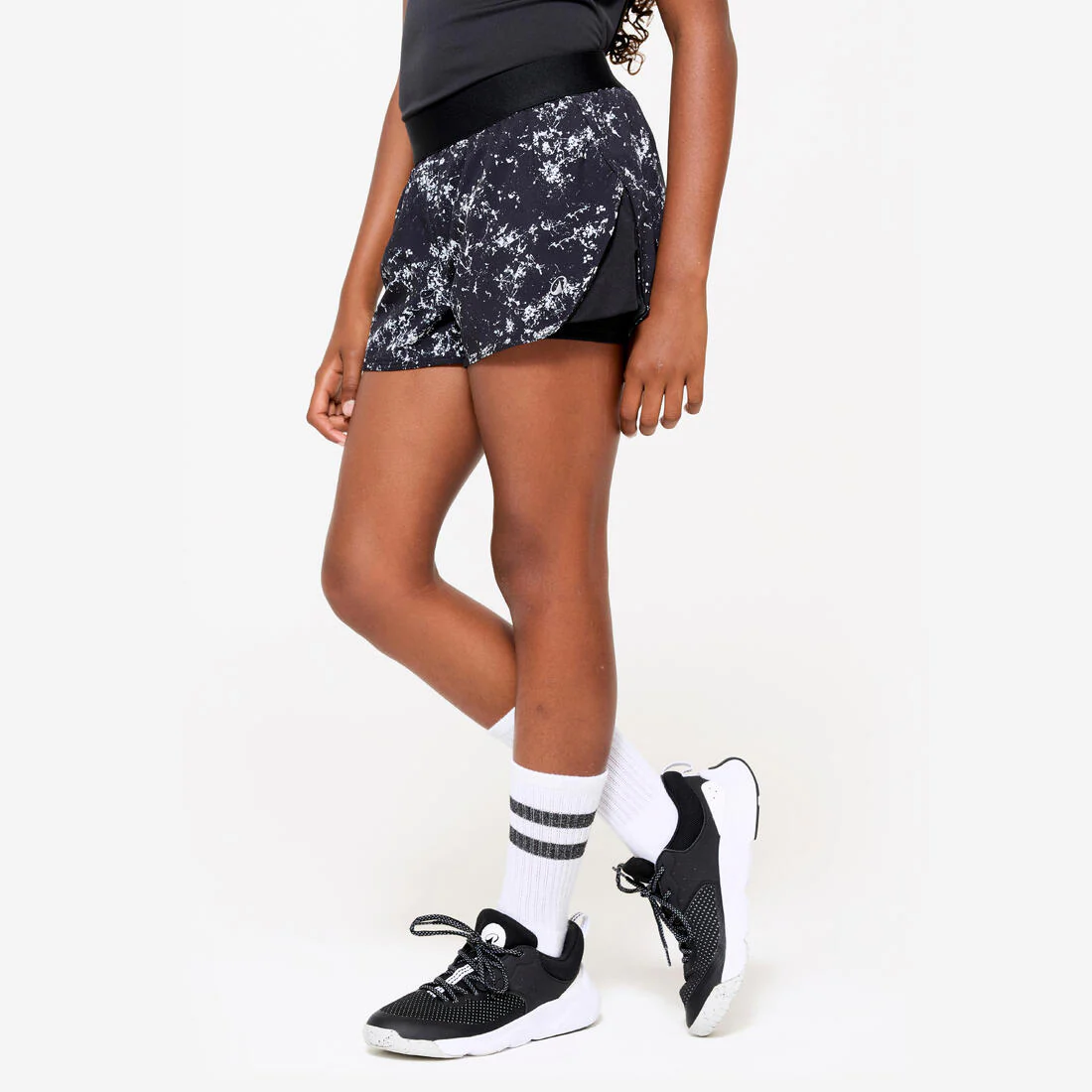 Short deportivo 2 en 1 transpirable negro con blanco para niña