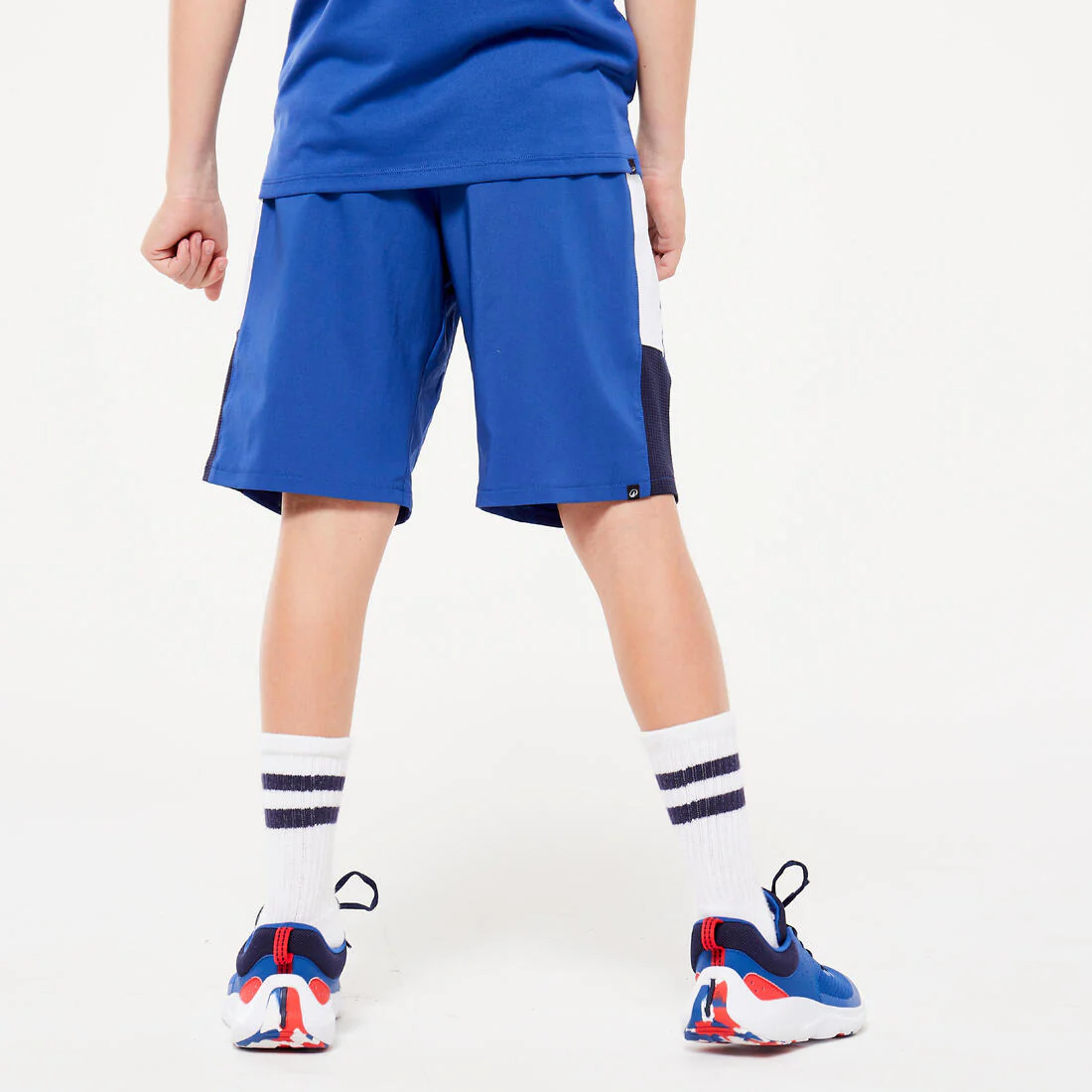 Short para múltiples deportes transpirable azul, blanco y negro para niños - Image 10
