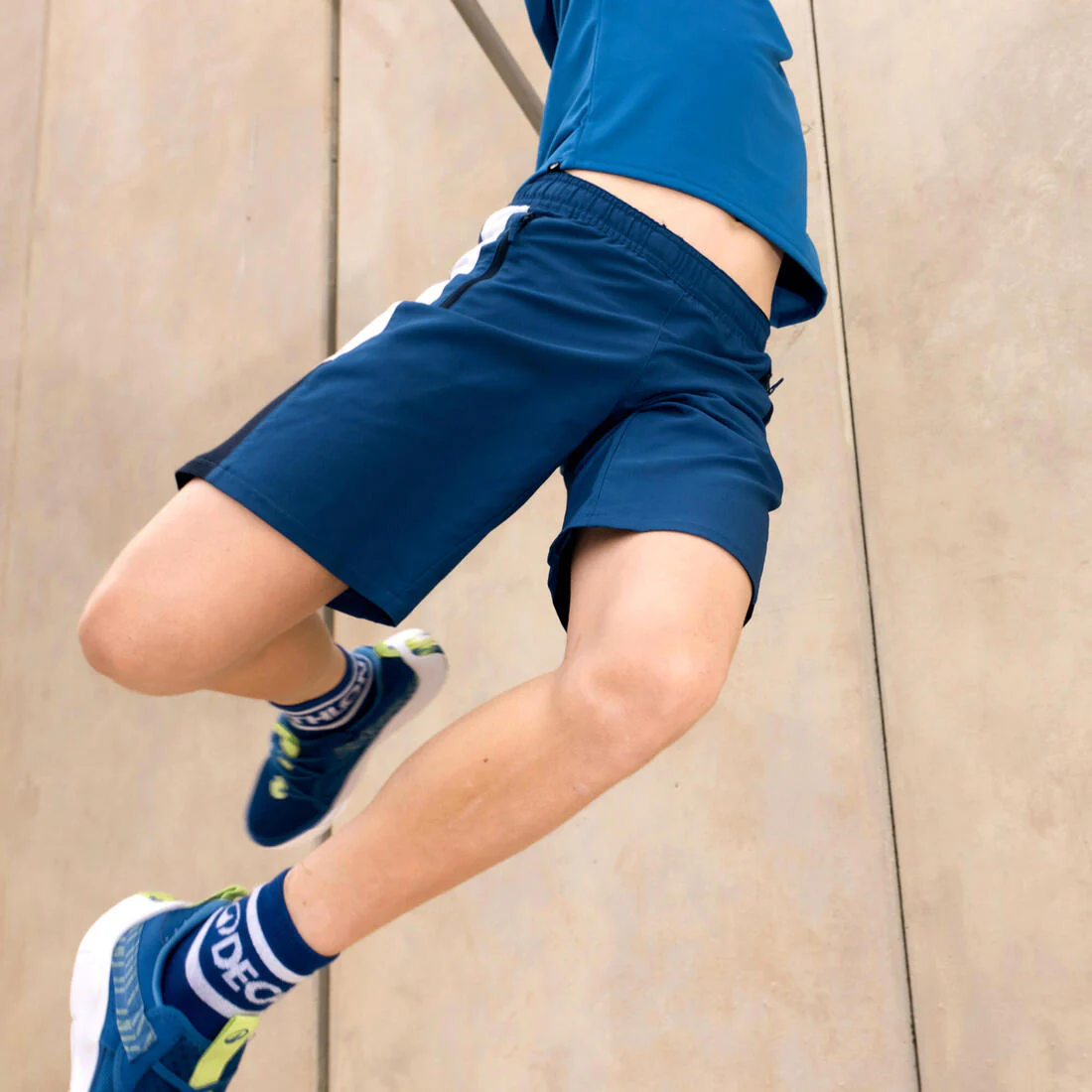 Short para múltiples deportes transpirable azul, blanco y negro para niños - Image 17