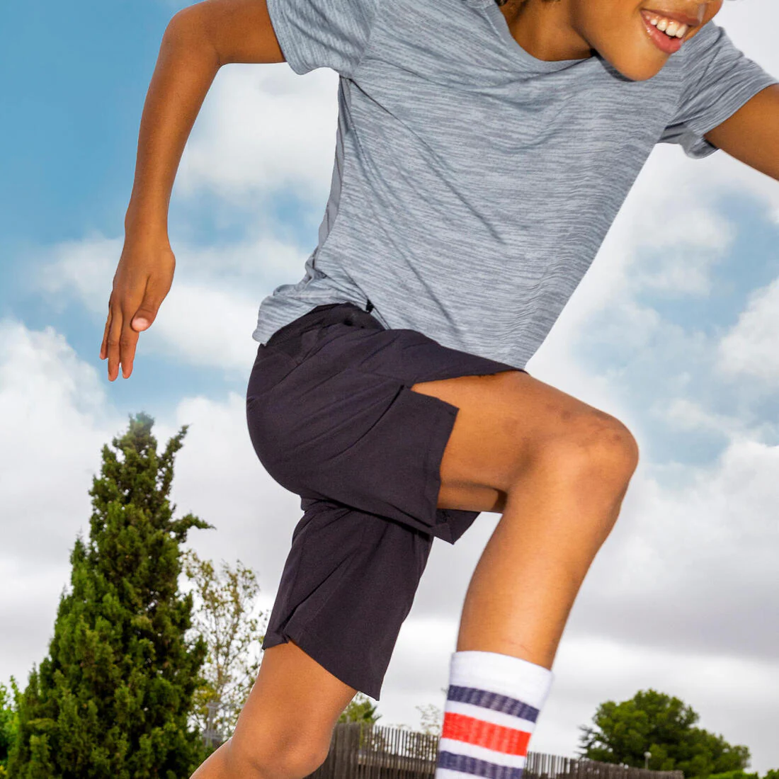 Short para múltiples deportes transpirable azul, blanco y negro para niños - Image 18