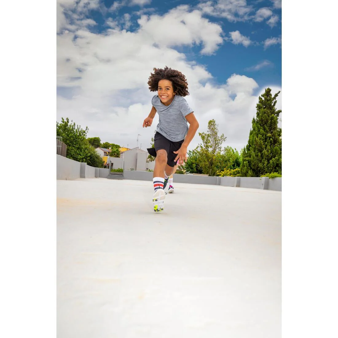 Short para múltiples deportes transpirable azul, blanco y negro para niños - Image 20