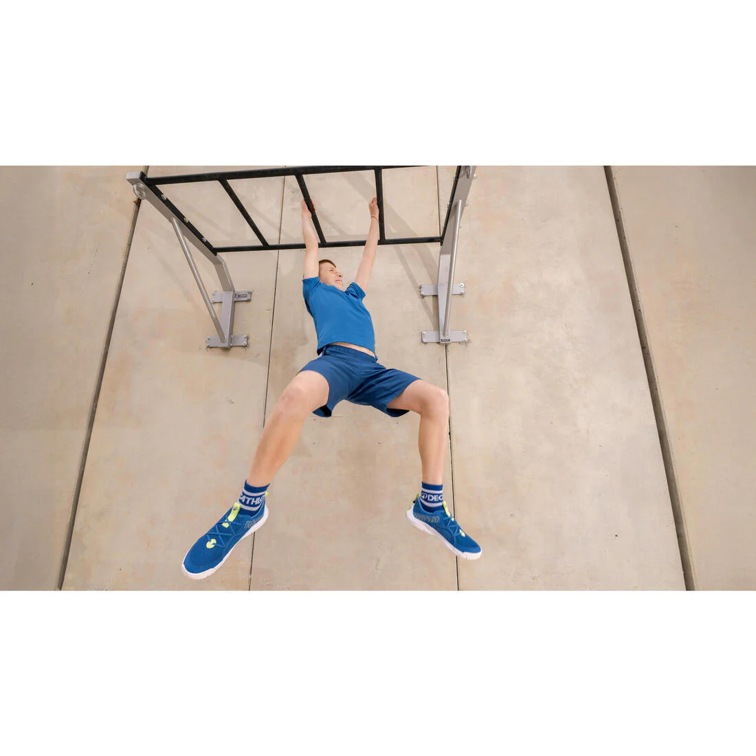 Short para múltiples deportes transpirable azul, blanco y negro para niños - Image 23