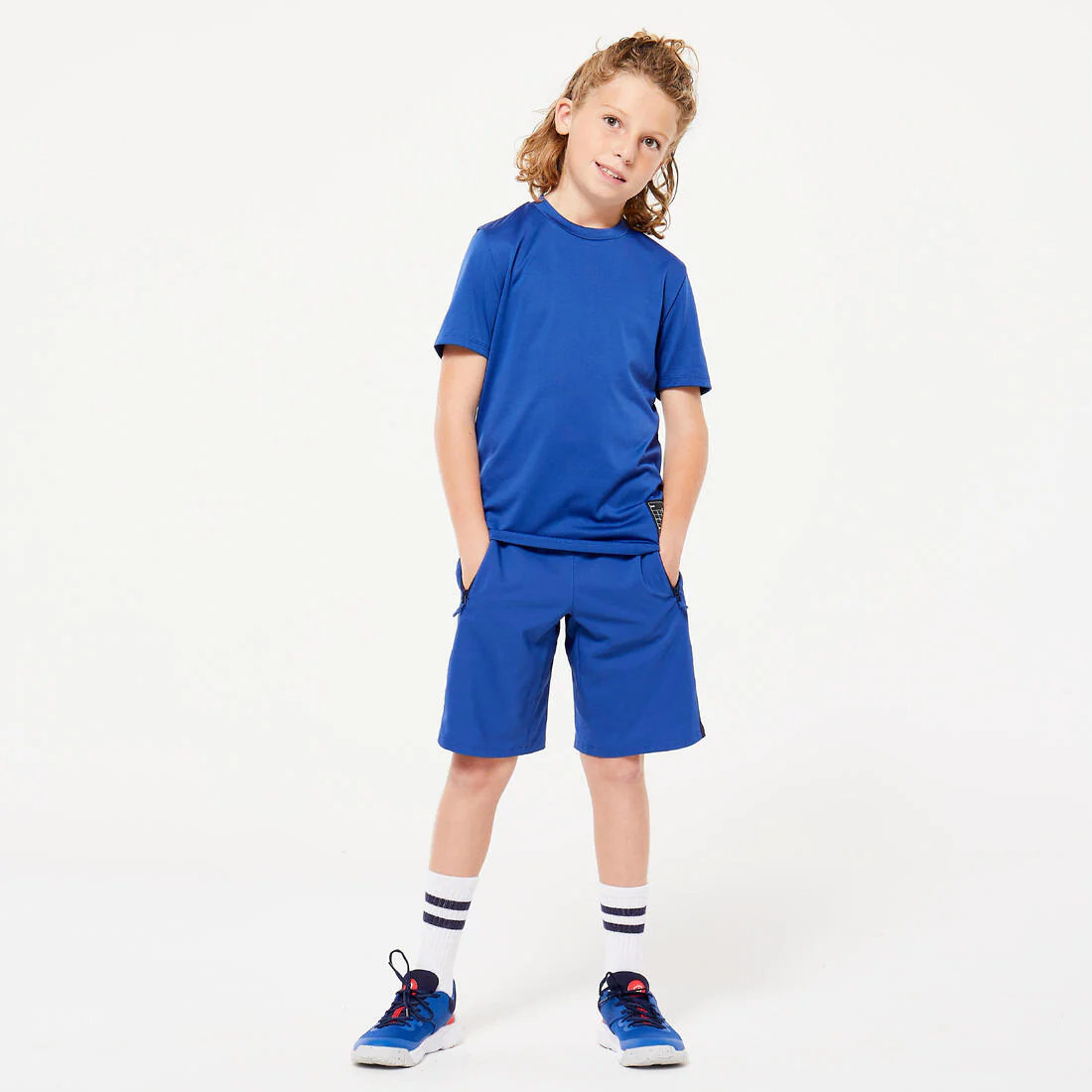 Short para múltiples deportes transpirable azul, blanco y negro para niños - Image 6