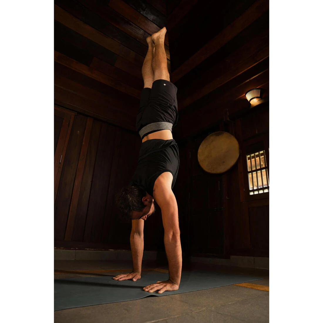 Short de yoga dinámico y ligero negro para hombre - Image 9