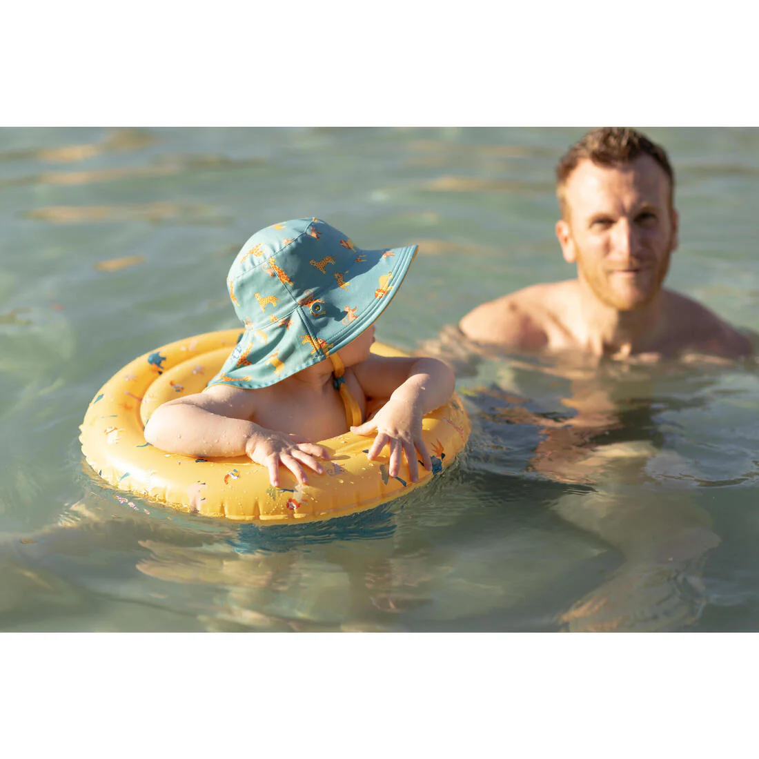 Sombrero de natación reversible anti-UV azul con estampado de sabana para bebé - Image 16