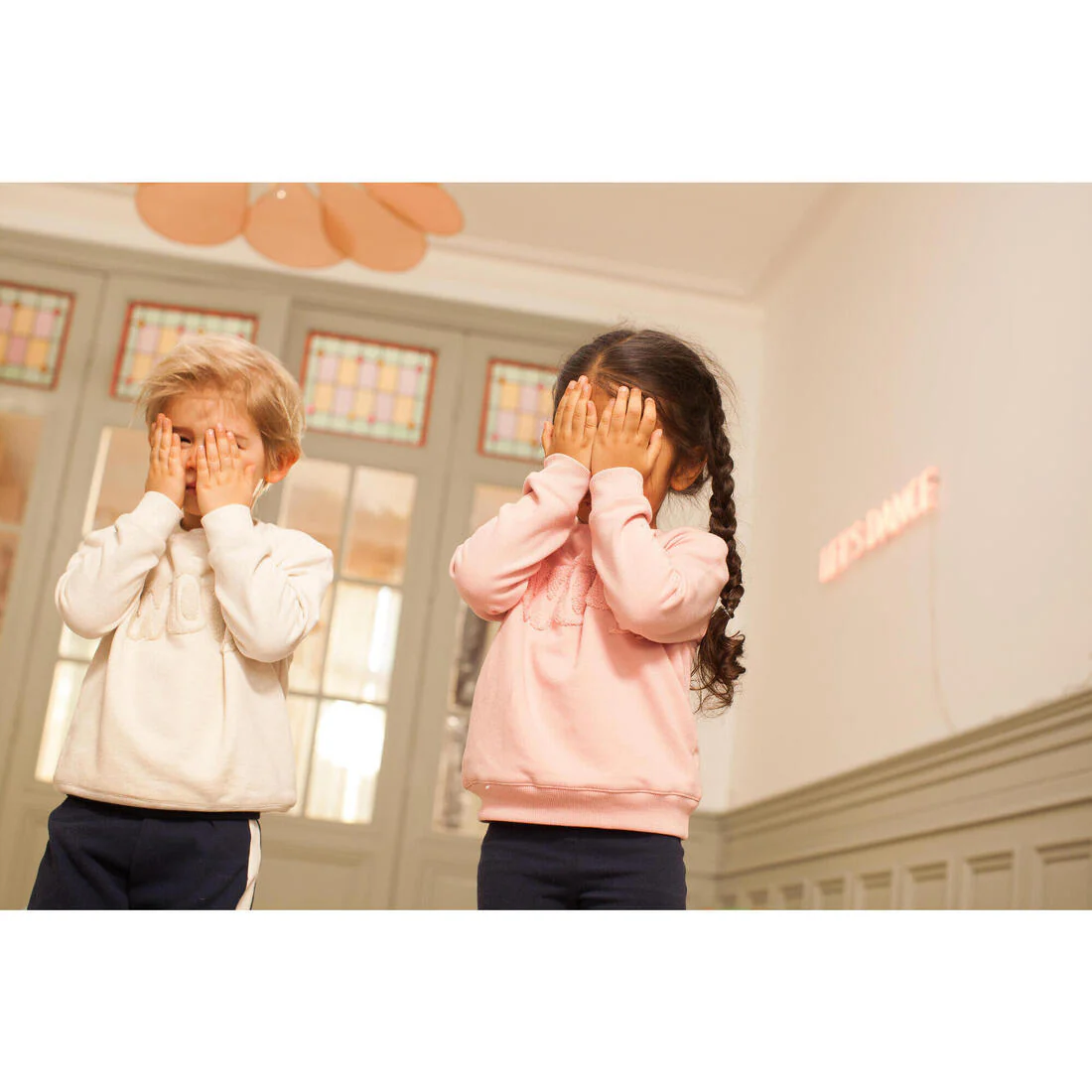 Sudadera básica con estampado beige para niños - Image 15