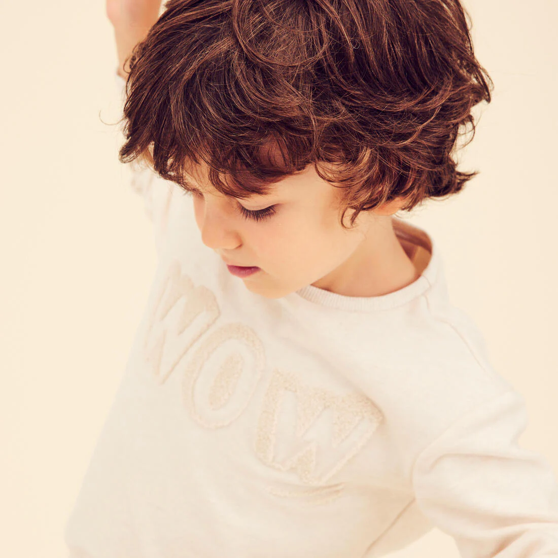 Sudadera básica con estampado beige para niños - Image 3
