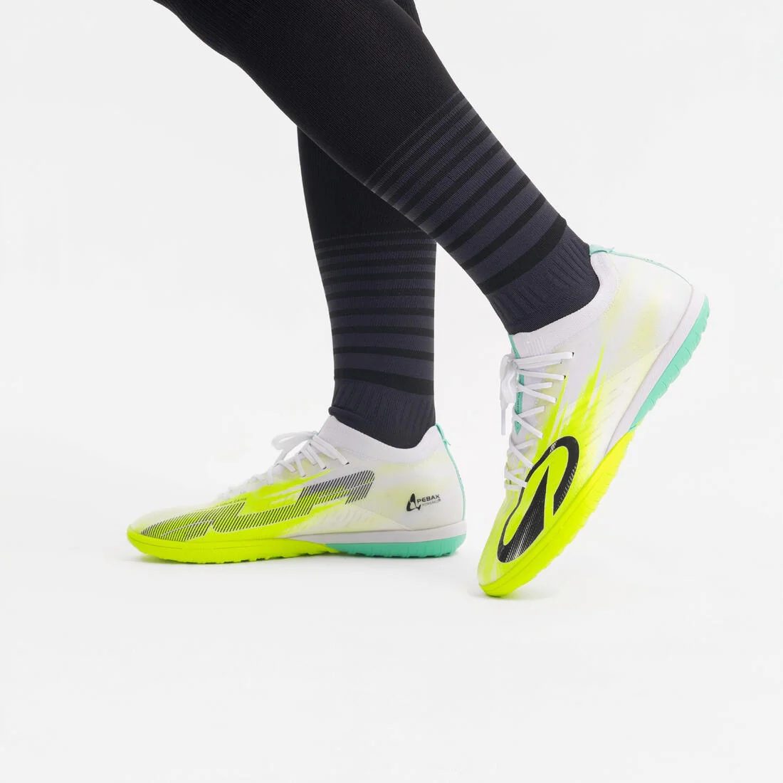 Tenis de futbol blanco con amarillo CLR TF Low Red Storm