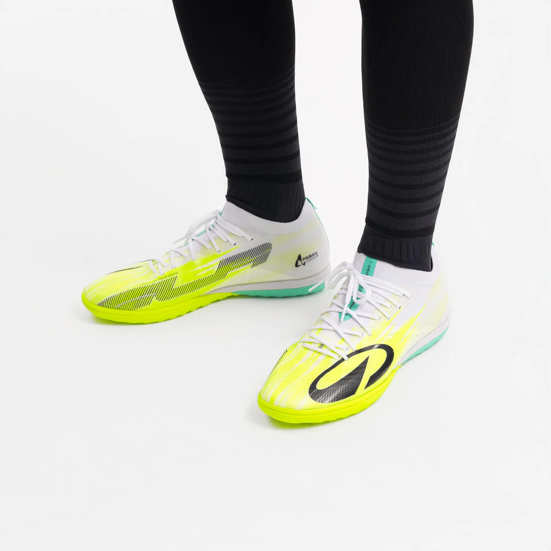 Tenis de futbol blanco con amarillo CLR TF Low Red Storm - Image 3