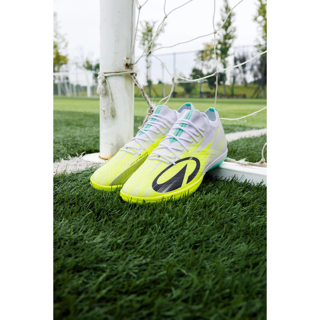 Tenis de futbol blanco con amarillo CLR TF Low Red Storm - Image 4