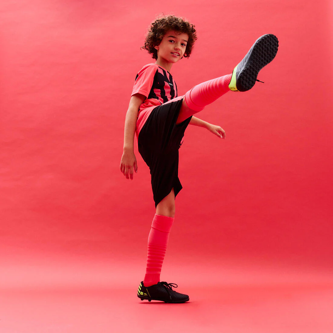 TENIS DE FÚTBOL CON AGUJETAS PARA NIÑO 100 TURF TF NEGRO Y AMARILLO - Image 9