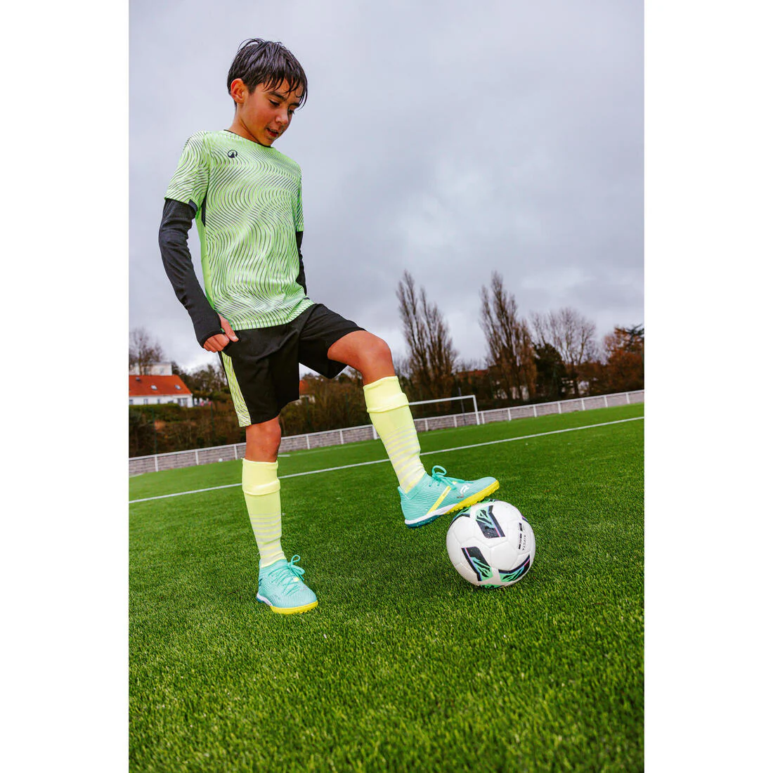 Tenis de futbol verdes con agujetas para niños Viralto III Turf - Image 11