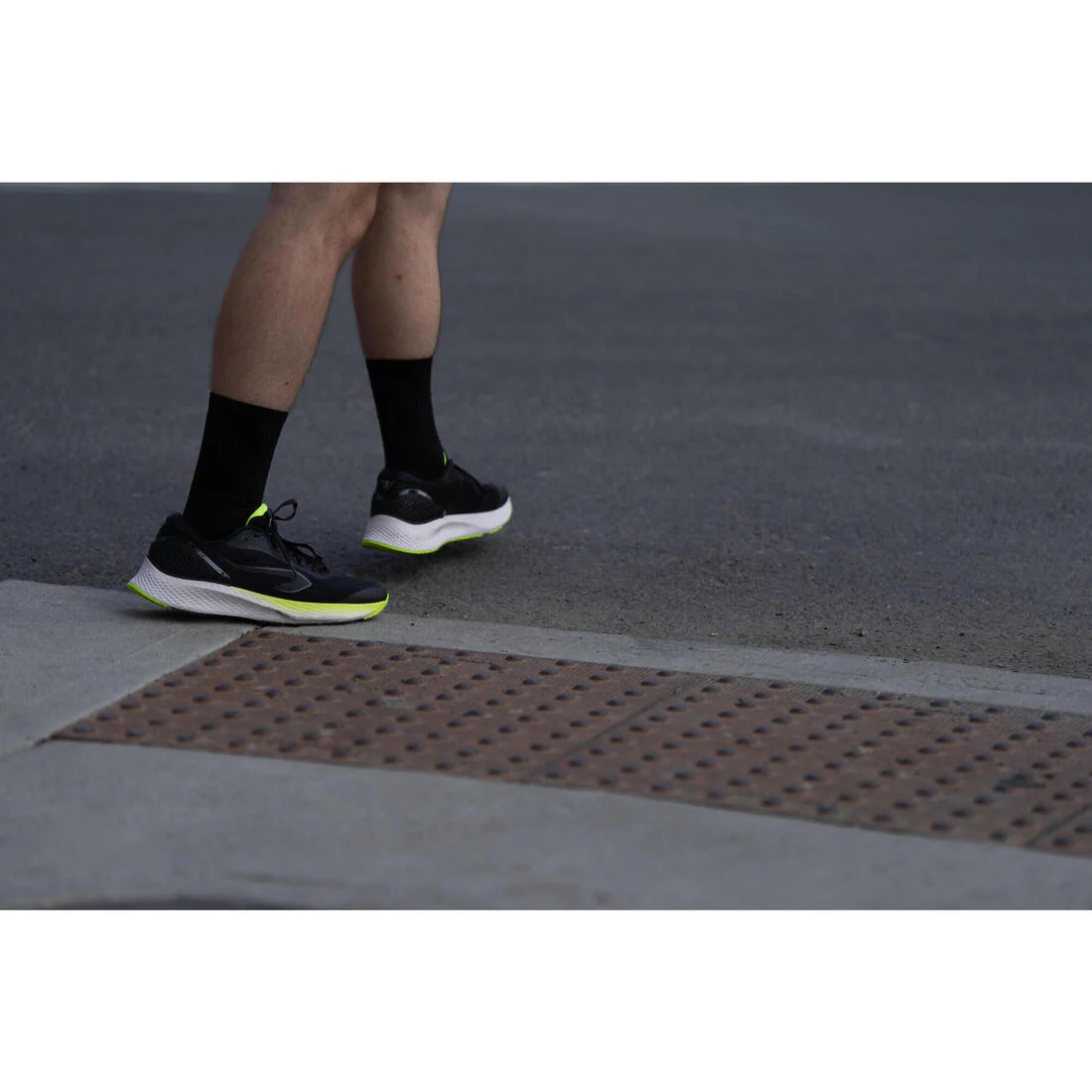 Tenis de running negro con amarillo para hombre Kiprun KS500 2 - Image 17