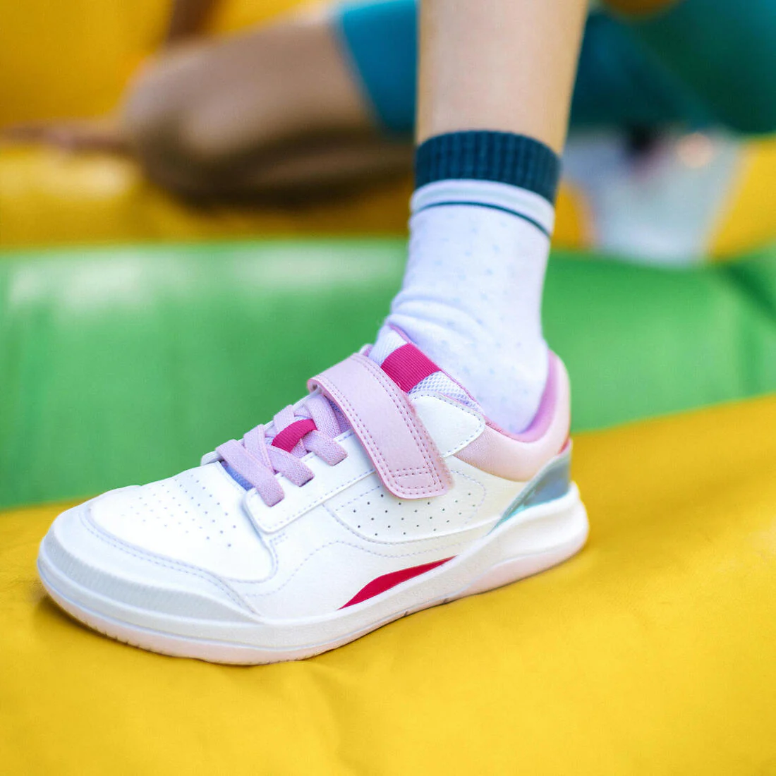 Tenis deportivos resistentes azul fluorescente para niños Playventure Yard - Image 26