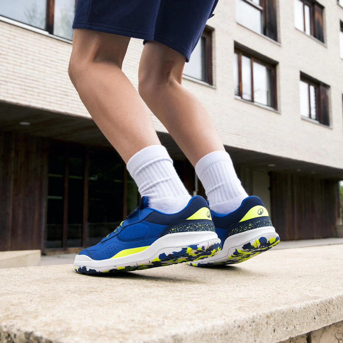 Tenis deportivos resistentes azul fluorescente para niños Playventure Yard - Image 29