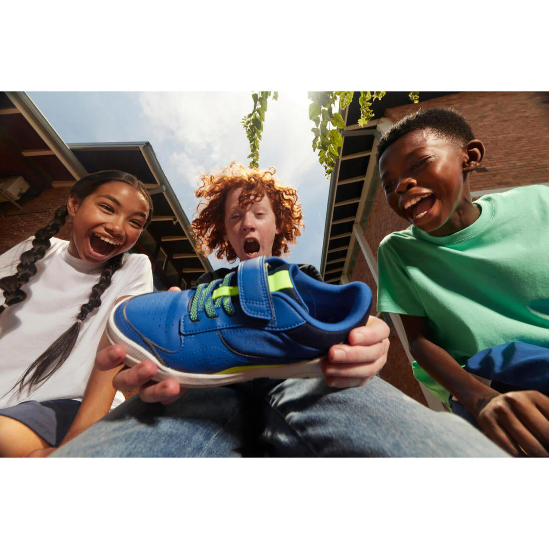 Tenis deportivos resistentes azul fluorescente para niños Playventure Yard - Image 38