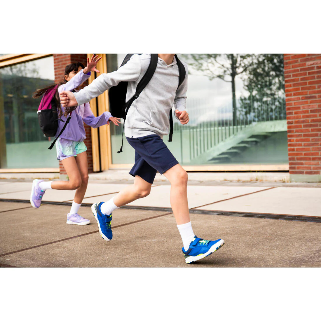Tenis deportivos resistentes azul fluorescente para niños Playventure Yard - Image 43
