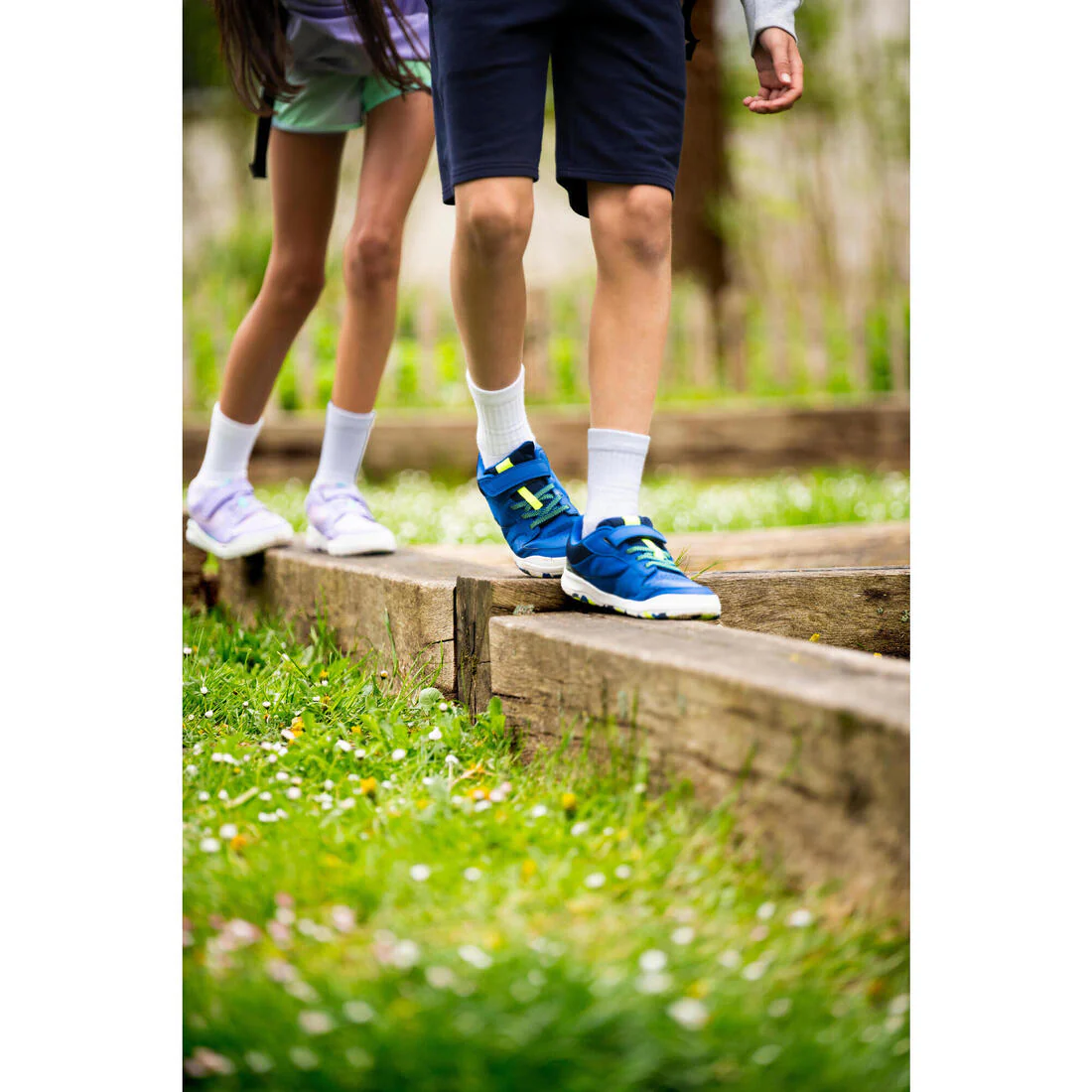 Tenis deportivos resistentes azul fluorescente para niños Playventure Yard - Image 45